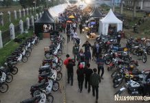 Saat ‘Ngangon’ Bebek di Astrea Cruisin BBQ Ride 2018 Jadi Happening Parade Astrea Series di acara Astrea Cruisin BBQ Ride 2018 di Sport Jabar Arcamanik, 7 April 2018. Foto: Arif