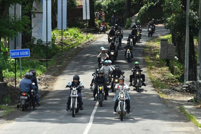 Presiden Jokowi riding