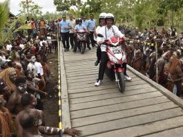 Doyan Naik Motor, Kali ini Jokowi Blusukan Pakai Motor Listrik di Papua Naik Motor
