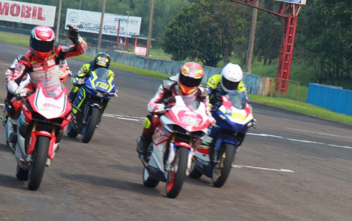 Awhin Sanjaya Rebut Podium Utama Sport 250cc Race 2