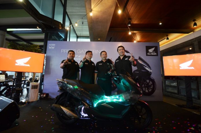 Beda fitur HOnda PCX Hybrid dengan standar