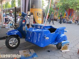 Ngecat Vespa Bersespan Biru, Diton Menarik Pengunjung ISF 2018 Vespa bersespan
