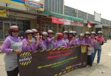 Kampanye Helm untuk Emak oleh Vixion Club Bekasi Kampanye Helm untuk Emak