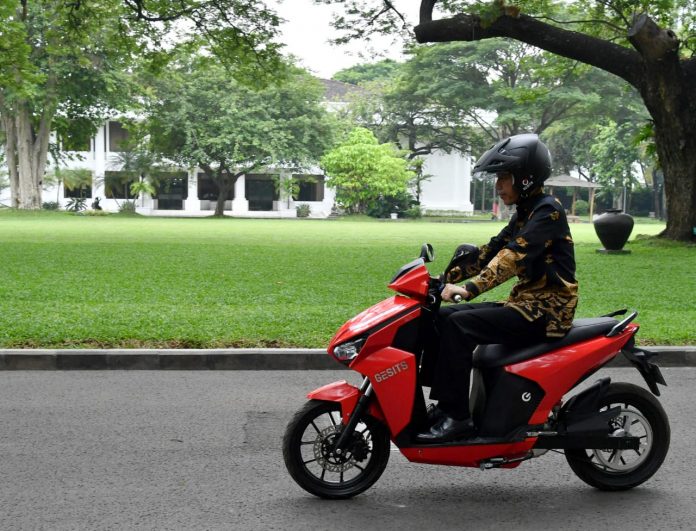Jokowi Akan Beli 100 Unit Motor Listrik GESITS