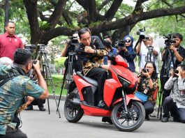 Panglima TNI Hadi Tjahjanto Juga Kepincut Motor Listrik Gesits Panglima TNI