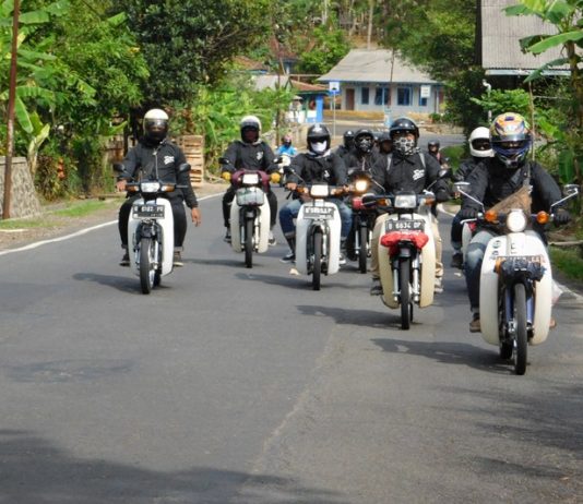 Barisan Unggas Nakal C’Duck Astrea Minum 10 Liter Bensin ke HBD Pangandaran Unggas Nakal C’Duck Astrea