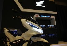 Kembar Bukan Identik, Telisik Beda Honda PCX Electric dan PCX Bensin Honda PCX Electric