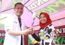Sayangi Pembalap Wanita DeRide Kasih Bunga dan Coklat DeRide