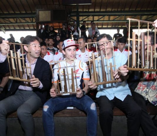 Marc Marquez Main Angklung Sampai Joget Despacito di Saung Udjo Marc Marquez