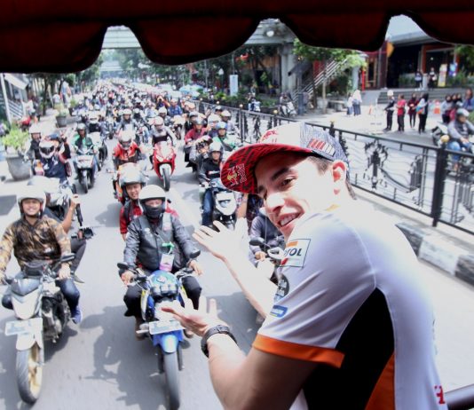 Marc Marquez Keliling Bandung Naik Bandros, Dikawal Ratusan Bikers Marc Marquez