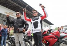 Ridwan Kamil Berikan Cendera Mata Kujang ke Marc marquez Giacomo Agostini