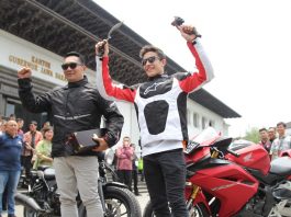 Ridwan Kamil Berikan Cendera Mata Kujang ke Marc marquez Giacomo Agostini