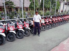 Viral, Disiplin Merapikan Parkir Motor, Satpam SMAN 4 Kota Tangerang Diganjar Hadiah oleh Honda Satpam SMAN 4 Kota Tangerang Diganjar Hadiah