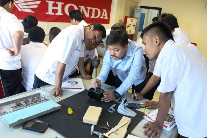 Honda Sertifikasi Kompetensi 824 Guru SMK Binaan