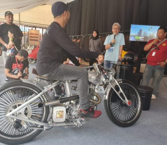 Builder Jepang Ini Terkaget-kaget dengan Kelakuan Pengunjung Kontes Custombike Indonesia Builder Jepang Terkaget-kaget dengan Kelakuan Pengunjung Kontes