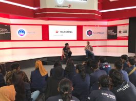 Di Booth Tigrehood X Telkomsel Fitra Eri Edukasi Mahasiswa Menjadi Youtuber Otomotif yang Baik Telkomsel Fitra Eri