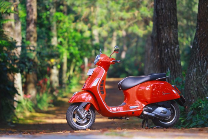 dengan Vespa GTS Super 150