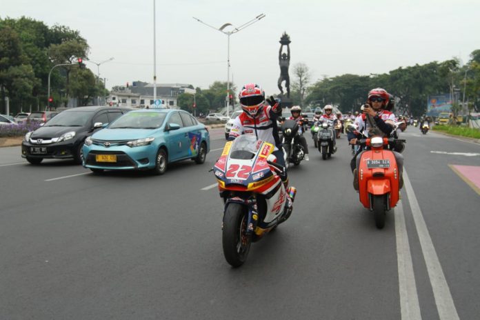 Sam Lowes riding