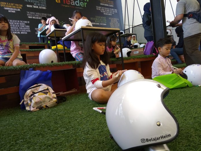 Lomba Mewarnai Helm Anak di Jejak Roda 2019