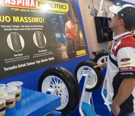 Sam Lowes Cicipi Kopi Sunyi di Booth Astra Otoparts GIIAS 2019 Sam Lowes cicipi Kopi Sunyi di Booth Astra Otoparts