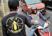 Kabut Asap Makin Parah, Kutu Region Pekanbaru Bagikan Masker Kabut asap