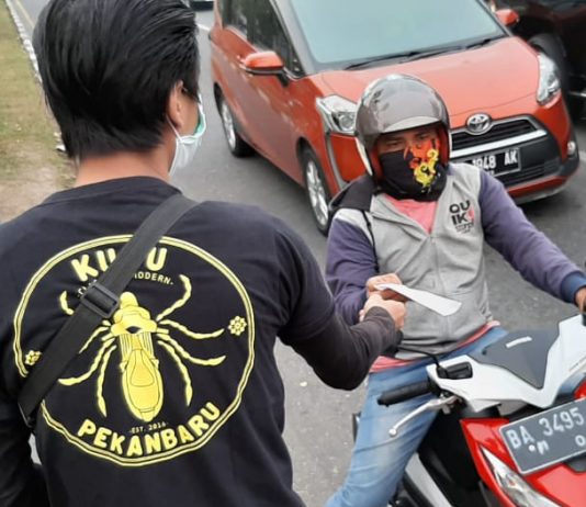 Kabut Asap Makin Parah, Kutu Region Pekanbaru Bagikan Masker Kabut asap
