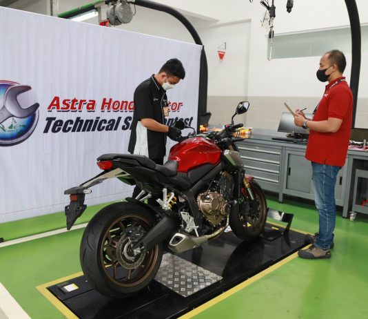 Pemenang Kompetisi Mekanik AHASS 2023 Menangani Big Bike Honda Pemenang Kompetisi Mekanik AHASS 2023