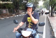 merokok sambil mengendarai motor