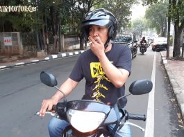 Mengetahui Lebih Jauh Bahaya Merokok Saat Naik Motor merokok sambil mengendarai motor