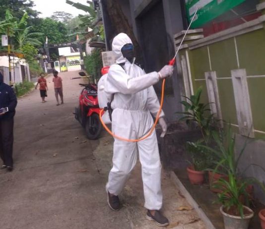 Aksi Penyemprotan Disinfektan oleh Bikers FKPPI Motherland di Bekasi Bikers FKPPI Motherland