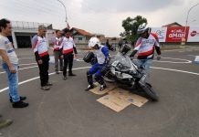 Cara Mendirikan Motor Besar, Biar Tidak Cedera Otot Cara Mendirikan Motor Besar
