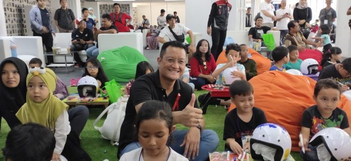 Menteri Sosial Ari Batubara Apresiasi Pengenalan  Helm untuk Anak-anak