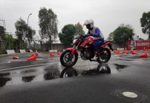 7 Langkah Perawatan Motor Usai Berkendara di Jalanan Tergenang 7 Langkah Perawatan Motor