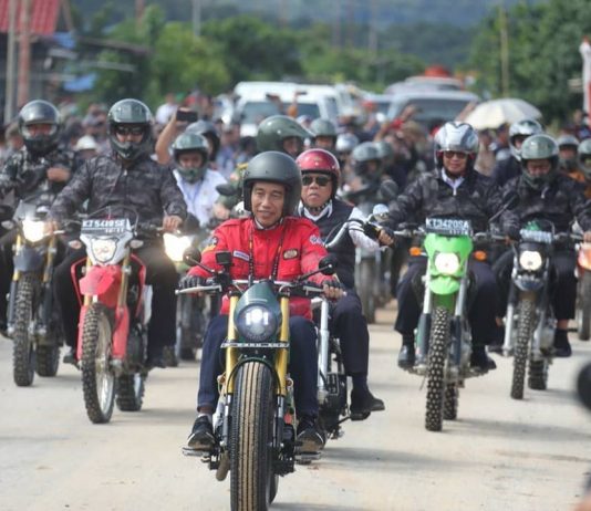 Presiden Jokowi Naik Motor Custom Jajal Jalan Perbatasan Trans Kalimantan Presiden Jokowi Naik Motor Custom Jajal Jalan Perbatasan Trans Kalimantan