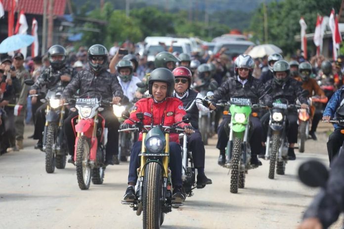 Presiden Jokowi Naik Motor Custom Jajal Jalan Perbatasan Trans Kalimantan