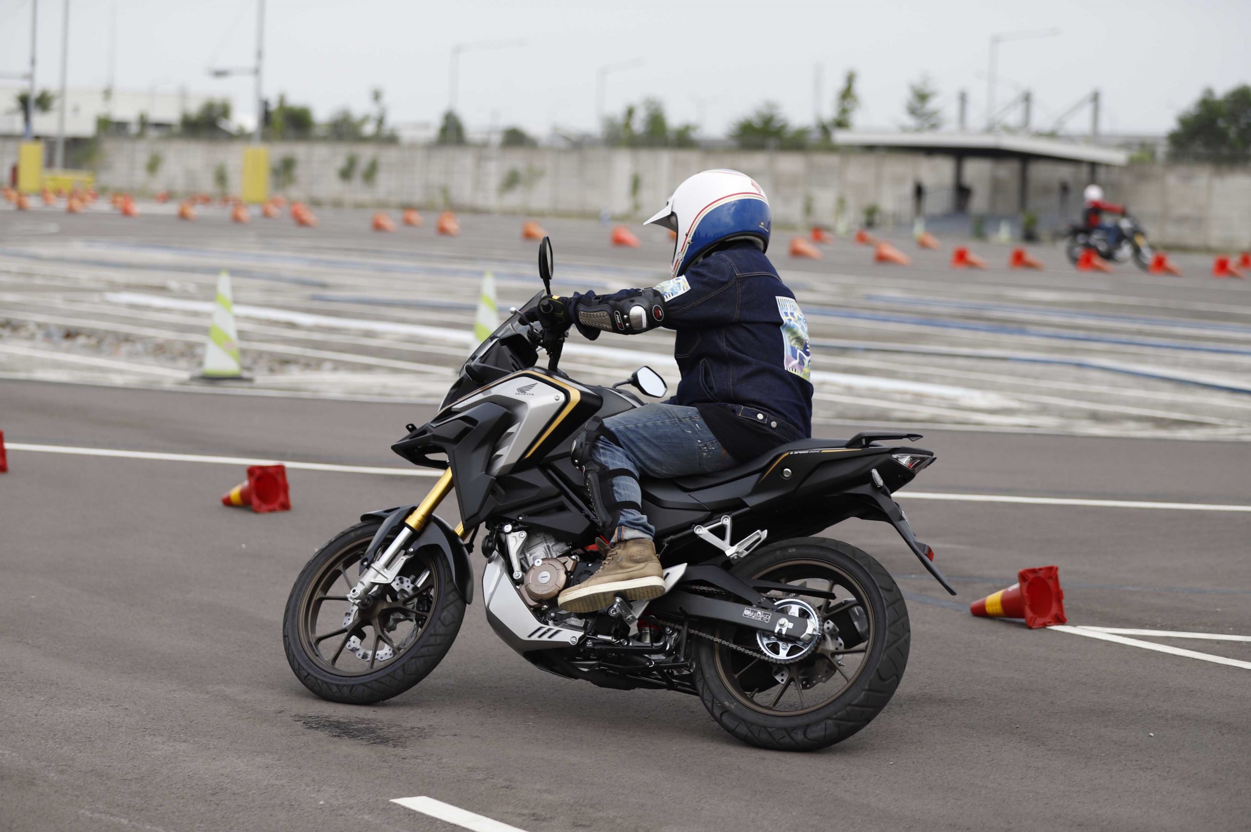 Honda CB140X versi standar