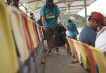 Tim Mandalika Wonderful Ride Pungut Sampah di Area Tribun Sirkuit Mandalika Mandalika Wonderful Ride