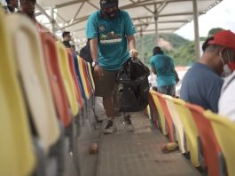 Tim Mandalika Wonderful Ride Pungut Sampah di Area Tribun Sirkuit Mandalika Mandalika Wonderful Ride