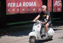 Disambut Meriah oleh Supporter, Jose Mourinho Naik Vespa di Roma Jose Mourinho Naik Vespa