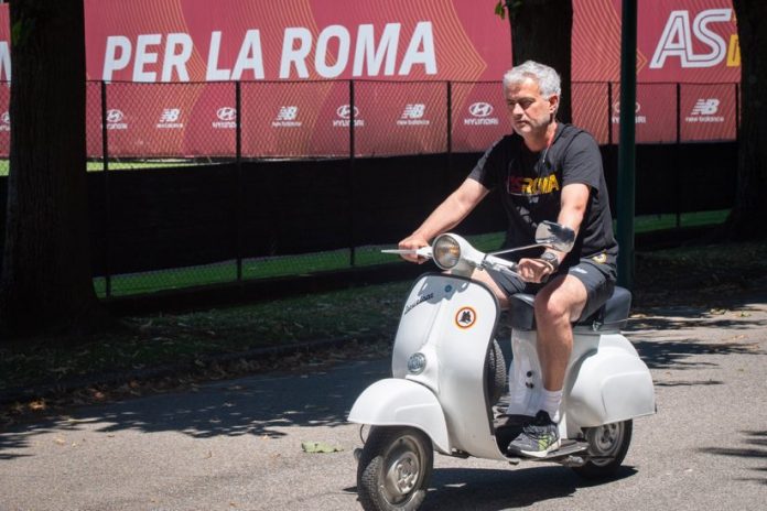 Jose Mourinho Naik Vespa