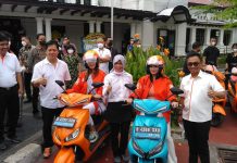 Oranger Mawar PT Pos Indonesia, Kurir Wanita Naik Skuter Listrik Smoot Oranger Mawar PT Pos Indonesia