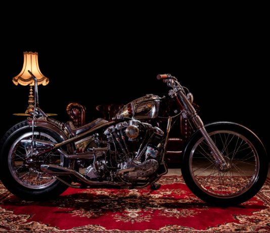 Sinaga, Karya Queen Lekha Choppers Representasi Gaya Glam-Rock Karya Queen Lekha Choppers
