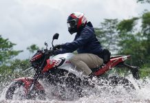 Naik Motor di Musim Hujan, Waspadai Oli Mesin Bercampur Air  Oli Mesin Bercampur Air