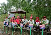 Yayasan AHM Tanami Mangrove di Kawasan Stasiun Riset Bekantan Kalsel Yayasan AHM Tanami Mangrove
