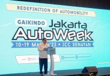 Menko Perekonomian usai membuka GJAW x Lifestyle 2023, berkunjung ke salah satu booth mobil. Foto: chery
