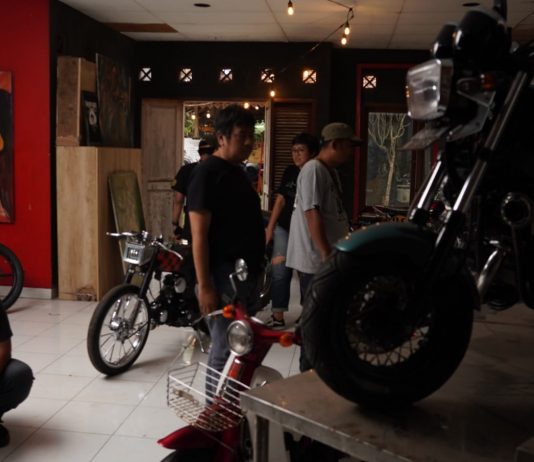 Parade Motor Modifikasi Hasil Kolaborasi di Galeri Seni pameran motor modiifikasi