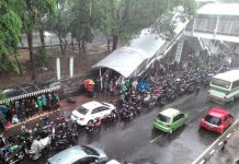 Jangan Meneduh Sembarangan Saat Hujan, Bisa Ditilang Jangan Meneduh Sembarangan