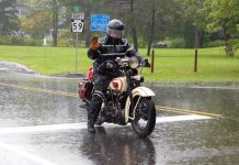 Begini Berkendara Saat Cuaca Buruk, Lebih Aman Berhenti Dulu Berkendara Saat Cuaca Buruk