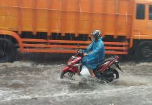 Cara Bijak Saat Berkendara Melalui Genangan