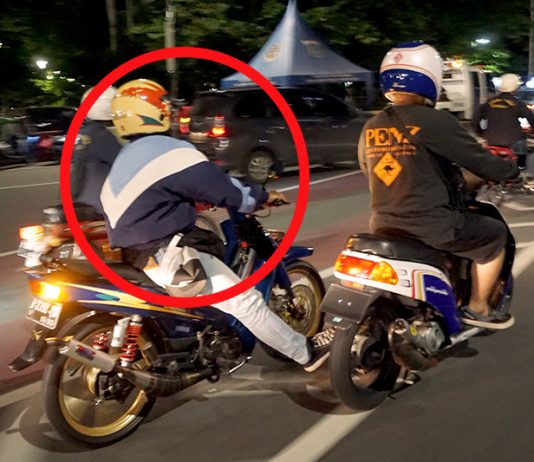 Ngebul Bersama di Malam Minggu Ngasep Naik Motor 2 Tak, Eh Ada Lingkaran Rezeki Malam Minggu Ngasep